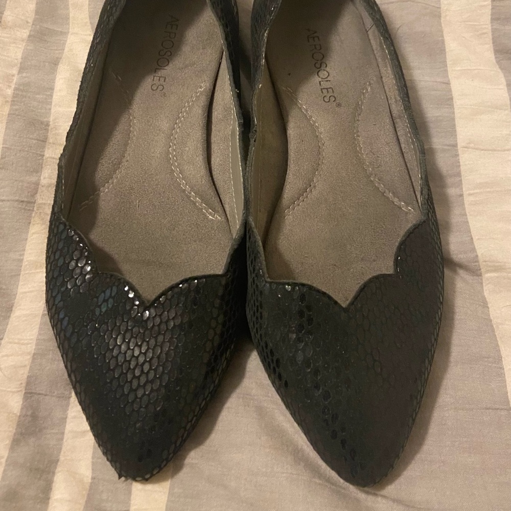 Aerosoles Size 9 scalloped point toe flats